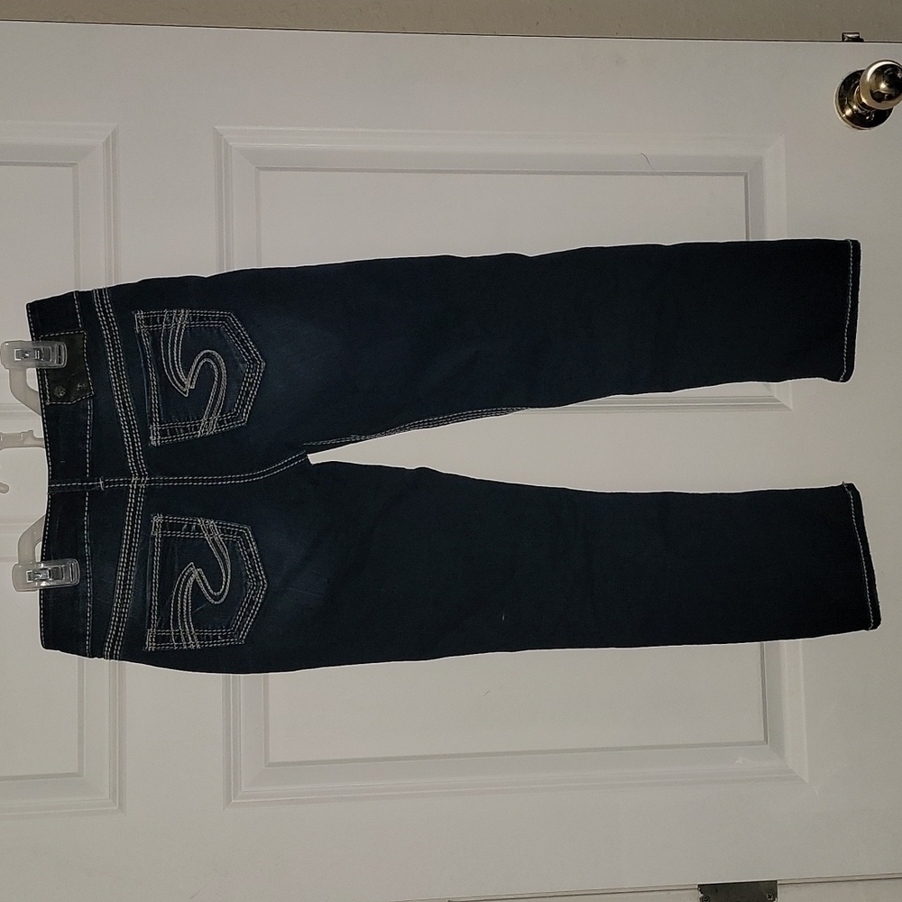 Silvers Capris Sz26 dark wash. White Stitch.